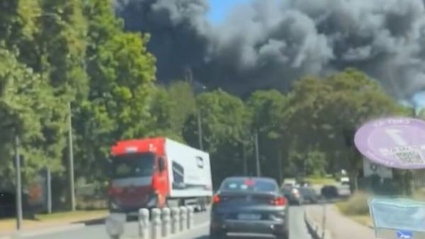 Goussainville : l'impressionnant incendie d'une entreprise de recyclage de métaux visible à des kilomètres à la ronde