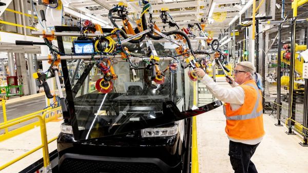 Les grands de l'auto pressent Carney d'abolir l'obligation de vendre des véhicules électriques