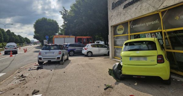 Pontarlier. Quatre voitures impliquées dans un accident de la route : l'une d'elle finit dans la vitrine de Midas