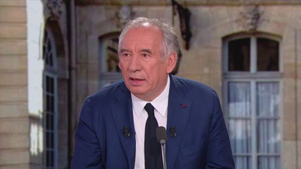 "Cette grève est choquante": François Bayrou accuse les contrôleurs aériens de "prendre les Français en otage"