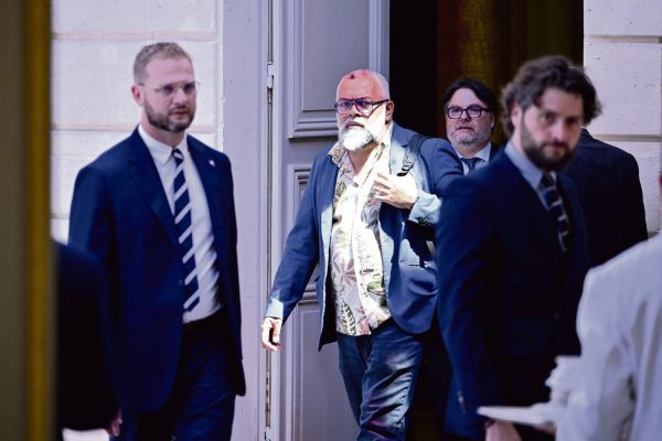 Kanaky-Nouvelle-Calédonie : le FLNKS maintient la pression, Emmanuel Macron entrouvre la porte vers l'indépendance