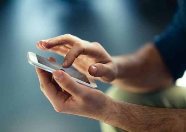 "Bonjour, vous êtes chez vous?": soyez vigilant si vous recevez ce SMS, il s'agit d'une nouvelle arnaque au colis