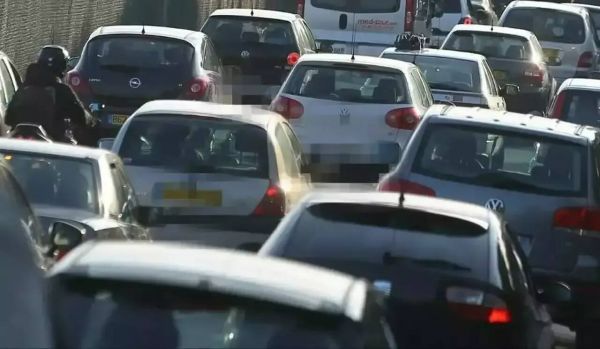 La circulation coupée 40 minutes sur l'A8 après un accident autour de Nice, de gros embouteillages ce jeudi soir