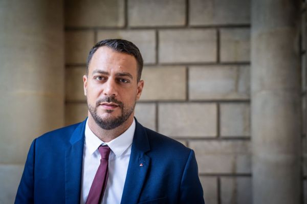 "Tout le monde prend soin de moi" : le voyage tout en bouffonnerie de Sébastien Delogu à Alger