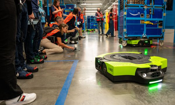 Chez Amazon, l'arrivée des robots se précise, au détriment de l'emploi mais pas des humains ?