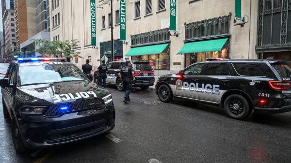 Magasin Simons à Montréal: un voleur tire en direction d'un agent de sécurité