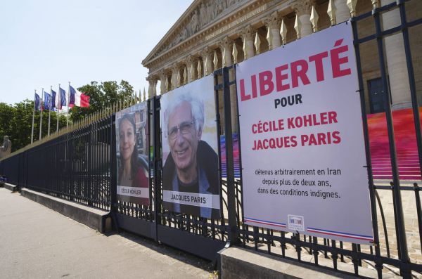 Otages français en Iran : Macron menace Téhéran après l'inculpation de Cécile Kohler et Jacques Paris