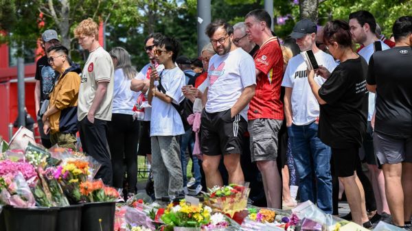 Liverpool: "Comme un deuil familial", les images des hommages à Diogo Jota des supporters devant Anfield