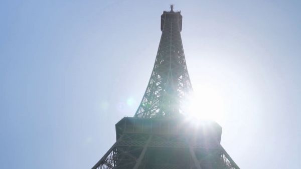 Touristes en France : ils viennent nombreux mais restent moins longtemps