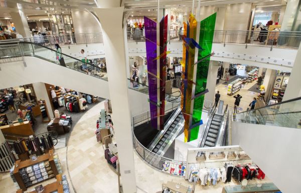 Un homme tire sur un agent de sécurité d'un magasin Simons de Montréal