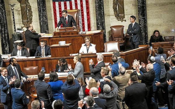Son projet de loi budgétaire adopté par le Congrès américain, Trump crie « victoire » !