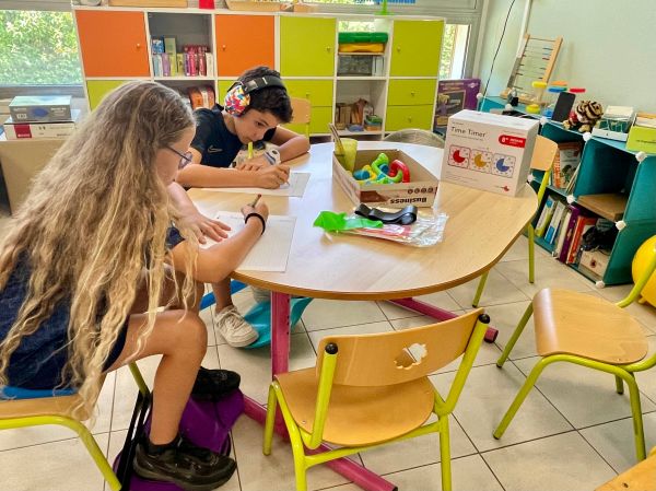 "Offrir à chaque élève les mêmes chances d'apprendre, de s'épanouir et de réussir": cette école privée d'Antibes investit dans du matériel pour aider ses élèves atteints de troubles [...]