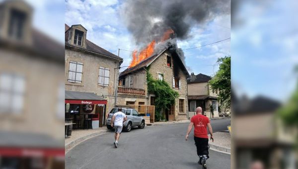 VIDÉO - Un restaurant du Périgord Noir brûle en plein lancement de la saison estivale