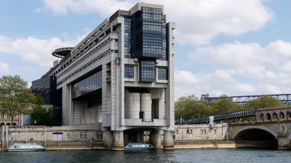 Une agente des impôts soupçonnée d'informer le crime organisé