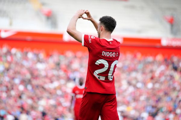 En hommage à l'attaquant portugais Diogo Jota, décédé dans un accident de la route à l'âge de 28 ans, Liverpool retire son numéro 20