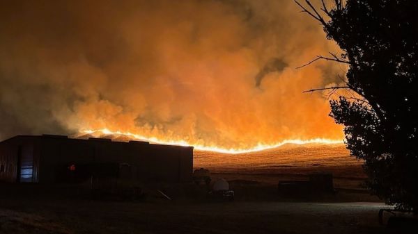 En Californie, un énorme incendie ravage le centre de l'Etat