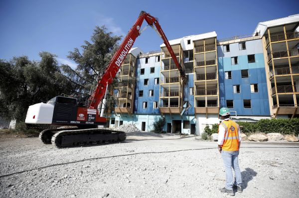 "C'est le patrimoine le plus dégradé de l'office Côte d'Azur habitat": la démolition d'une nouvelle tour vient de démarrer au Point-du-Jour à Saint-Laurent-du-Var