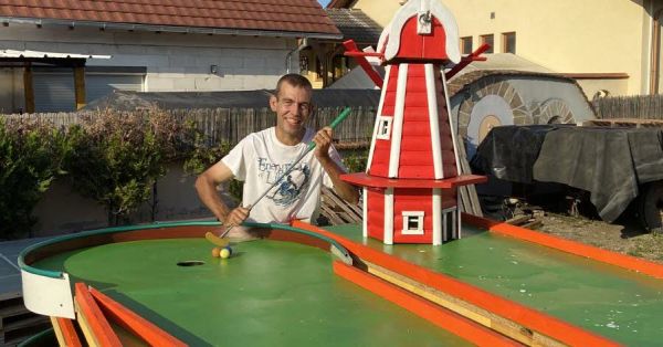 Benfeld. Il réalise un rêve d'enfance en construisant un minigolf que les habitants pourront essayer