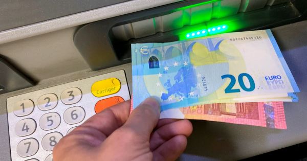 Doubs. Il vole une carte bleue, mais demande à... un policier en civil de retirer de l'argent pour lui