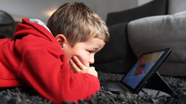 "Coup de communication", mesure "insignifiante" : l'interdiction des écrans dans les accueils de jeunes enfants ne convainc pas les professionnels