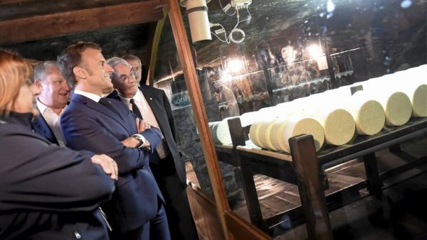 "Un Premier ministre doit diriger son gouvernement" : contre François Bayrou, et Bruno Retailleau, en Aveyron, Emmanuel Macron hausse le ton
