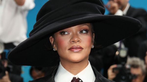 Rihanna (37 ans) : baby bump apparent, elle porte le combo mode le plus confortable de cet été
