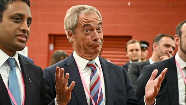 Le come-back fracassant de Nigel Farage, le « clown » devenu opposant numéro 1 à Keir Starmer