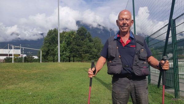 A 88 ans Pierre, croisé à Albertville, marche plus de 3000 km par an