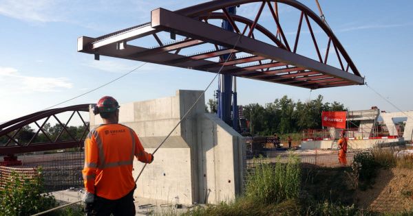Trois frontières. Chantier 5A3F à Saint-Louis : la première partie de la passerelle piétons/cycles est en place