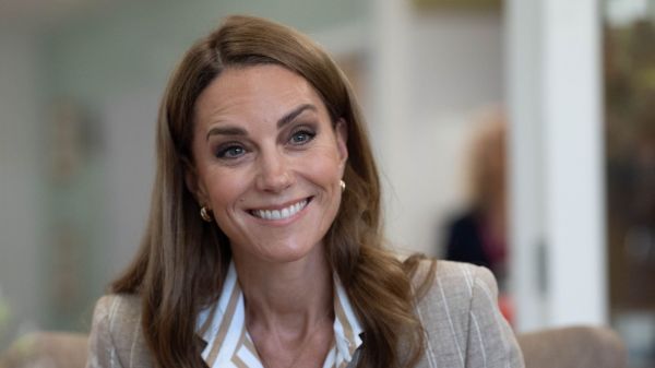 Kate Middleton, hyper tendance dans une chemise légère et un blazer estival : elle dévoile un accessoire cher à son cœur