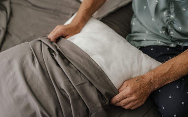 Vous avez chaud la nuit ? Voici comment les taies d'oreiller peuvent sauver votre sommeil cet été
