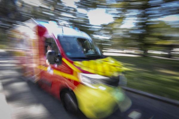Garindein : une voiture percute le muret d'une maison