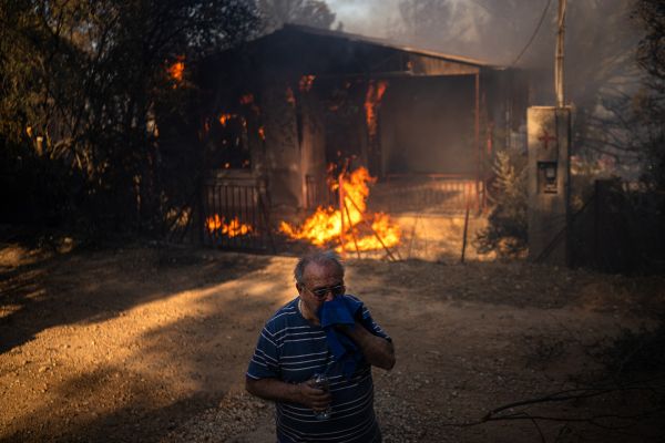 Grèce et Turquie: Les violents incendies ont déjà fait deux morts