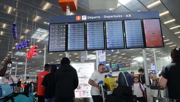 Grève des contrôleurs aériens : 40% des vols supprimés dans les aéroports parisiens ce vendredi, jusqu'à 50% dans le Sud