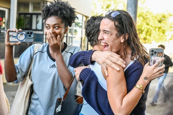 Retour en images : l'émotion des élèves du Butor à la découverte des résultats du bac