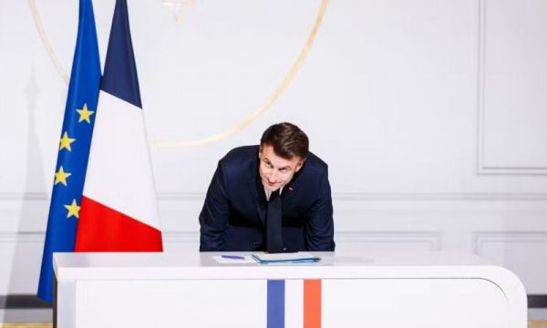 Et soudain, les Loyalistes découvrirent que Macron n'était qu'un traître