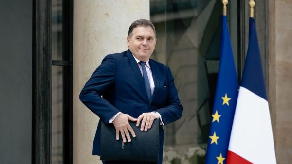 Grève des contrôleurs aériens : le ministre des Transports déplore l'impact de "272 personnes sur le bien-être de plus de 500 000 passagers"