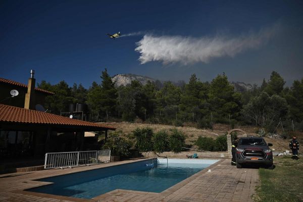 Grèce : l'incendie en Crète « en recul », les pompiers d'Athènes sur le qui-vive