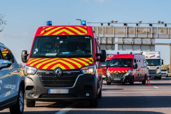Vaches mortes, circulation coupée, conducteur transporté à l'hôpital... un camion contenant une trentaine de vaches se couche sur l'autoroute