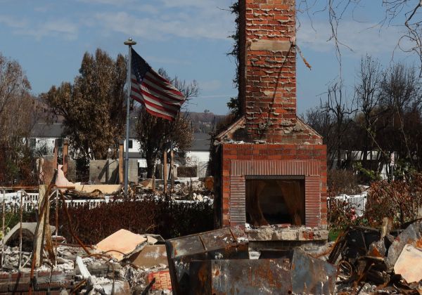 À Los Angeles, de nouveaux incendies font resurgir le spectre du méga-feu de janvier