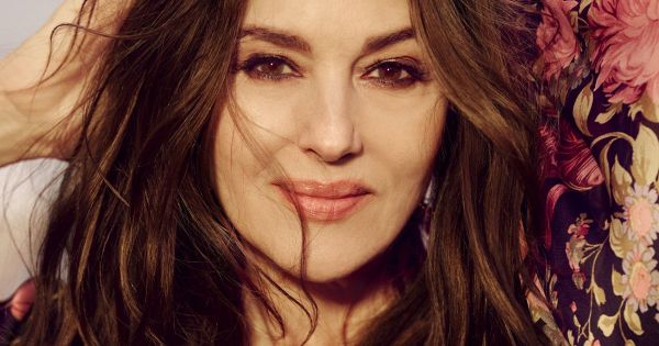 Monica Bellucci joue la carte du romantisme dans une robe complètement transparente