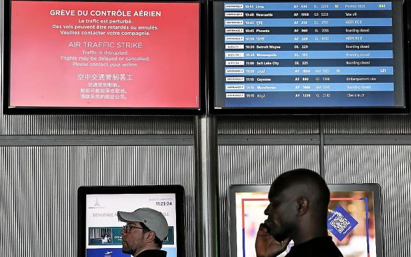 Un millier de vols annulés en France au deuxième jour de grève de contrôleurs aériens