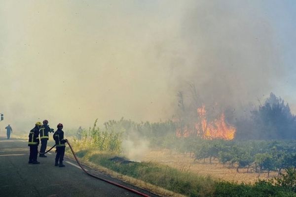 Incendie : trois heures de lutte contre les flammes pour les pompiers à cause d'une voiture abandonnée en feu