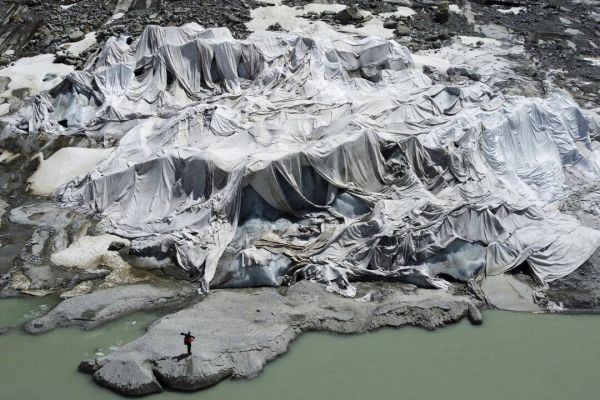 L'été débute à peine et les glaciers suisses ont déjà perdu leur masse de neige accumulée en hiver
