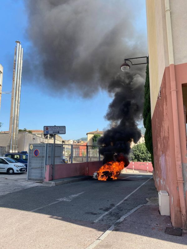 Un deux-roues en feu dans le centre-ville de Draguignan