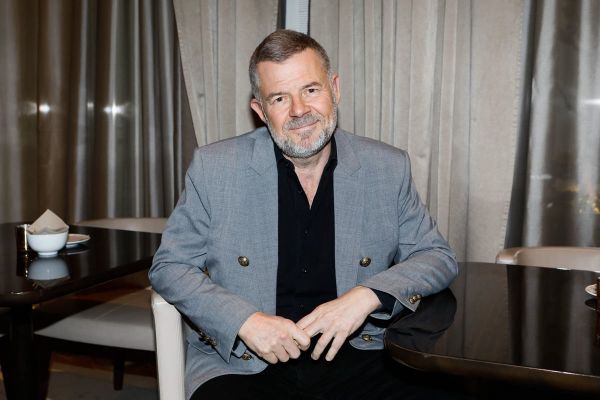 "Ça peut mal se terminer" : un célèbre chanteur français aux abois, Eric Naulleau vend la mèche