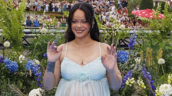 "Lolll not the cahier de vacances !" : le fils de Rihanna révise son français avec un "Incollables"