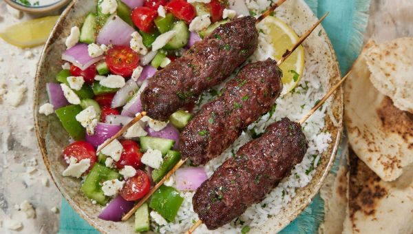 Brochettes d'agneau souvlaki aux herbes et sauce yaourt à la menthe : la recette du barbecue parfait