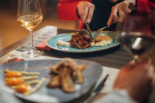 J'ai commandé ce dessert et ma mauvaise haleine a tout gâché : ces aliments à éviter lors d'un premier rendez-vous amoureux