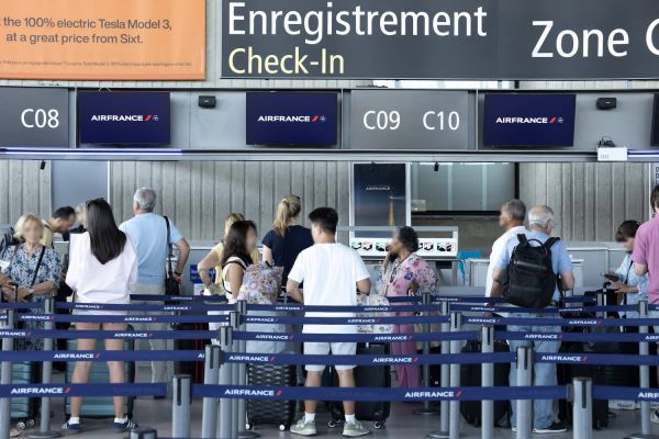 Grève dans les aéroports : plusieurs centaines de vols annulés ce vendredi, quelles solutions ?